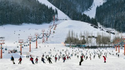 12月5日，新疆乌鲁木齐市南郊的丝绸之路国际滑雪场，众多市民前来体验滑雪乐趣。随著乌鲁木齐市进一步加大复工复产、复商复市力度，该市周边滑雪场陆续恢复经营活动。（图取自中新社）