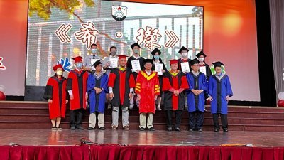 林国璋（前排左5）与毕业生合摄。
