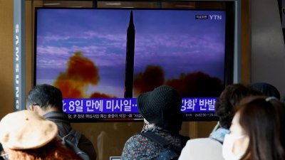 上个月17日，民众在韩国首尔透过电视，收看有关朝鲜发射弹道导弹的新闻报导。（路透社档案照）