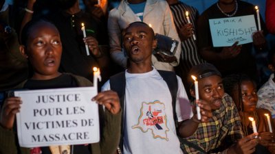刚果（金）民众周一在北基伍省戈马参加烛光活动，悼念在政府与叛军最近冲突中丧生的平民。（图取自路透社）