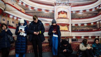 俄罗斯在周一再次大规模空袭乌克兰，空袭警报响起时，基辅民众在地铁站寻求掩护。（图取自法新社）