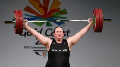 纽西兰首位出战国际赛事的跨性别举重运动员哈伯德。（图取自路透社）