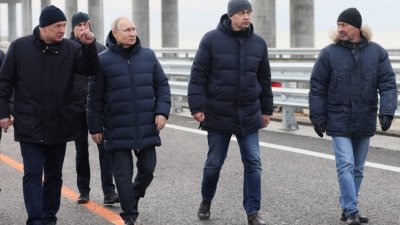 俄罗斯副总理胡斯努林（左）向总统普京，汇报克里米亚大桥的维修工作进度。（图取自俄罗斯卫星通讯社/法新社）
