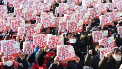 韩国卡车司机发动全国性罢工。（图取自韩联社/路透社）