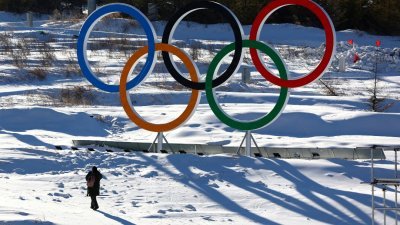 2022年1月15日，在中国举行北京2022年冬季奥运会之前，一个人走过张家口赛区的奥运五环。（档案照）