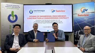 NEXTENAGA首席执行员阿莫罗兹（左3）及SUNVIEW集团首席执行员兼执行董事王罕斌（左4）代表公司签约，在场见证的有SUNVIEW集团大型太阳能光伏发电项目合约经理李国良（左起）、NEXTENAGA董事依斯慕尼及旺阿查哈，和SUNVIEW集团首席财务员黄咏珊
