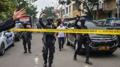 印尼西爪哇万隆市一间警察局遭到自杀炸弹袭击，事发后警方封锁了现场附近的道路。（图取自安塔拉通讯社/路透社）