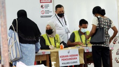 阿都干尼到峇东色海投票中心巡视情况。