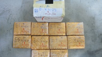 关税局官员在一家修车厂发现35块疑是大麻的毒品，置放在4个白箱子及藏在一辆邻国车牌的皮卡车内。