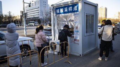 北京市民在朝阳区一个社会常态化核酸检测点接受采样。（图取自中新社）