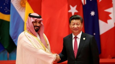 2016年9月4日在中国浙江省杭州举办的20国集团（G20）峰会上，中国国家主席习近平与到访的沙地王储穆罕默德握手。（图取自路透社档案照）