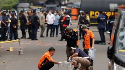 印尼自动指纹识别系统 (INAFIS) 官员于周三，在万隆发生自杀式炸弹袭击的现场调查搜证。（图取自路透社）