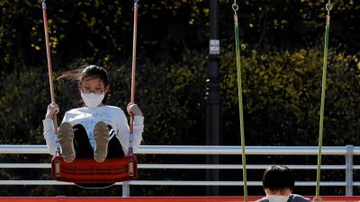 孩童在韩国大邱市的一个公园荡秋千玩耍。韩国国会周四通过《民法》及《行政基本法》部分修正案，统一采用从零算起的周岁标准计算年龄。（路透社档案照）