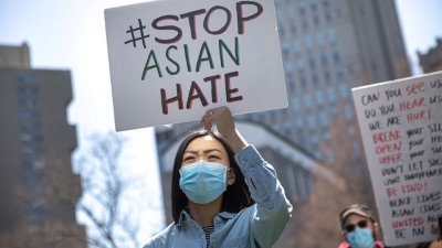 2021年4月3日，一名妇女在美国纽约市哥伦布公园参加停止亚裔仇恨集会时举著标语牌。（档案照）