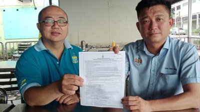 王泽钦（右起）及黄坤城呼吁家庭收入8000至1万2000令吉的夫妻，把握机会申请C2及C3类别可负担房屋。