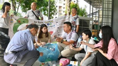 黄顺祥（右3）指“精灵宝可梦GO Island亚依淡回收计划”，需5000个500毫升矿泉水的空瓶以制作宝可梦塑像。