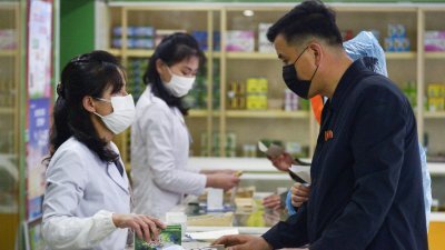 朝鲜市民在首都平壤的药局买药。（路透社档案照）
