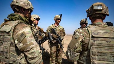 今年9月7日，美国士兵在叙利亚东北部哈塞克省参加以美国为首的打击“伊斯兰国”的多国军事联盟部队，与叙利亚民主力量成员的联合军事演习。（法新社档案照）
