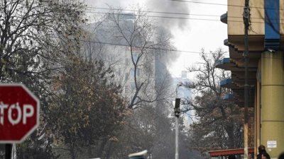 阿富汗首都喀布尔发生袭击事件，事发地点冒出滚滚浓烟。 （法新社）