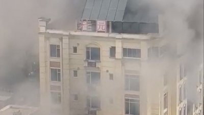 阿富汗首都喀布尔由中国人经营的桂园酒店，在周一遭到武装分子袭击，滚滚浓烟从酒店冒出。（图取自路透社）