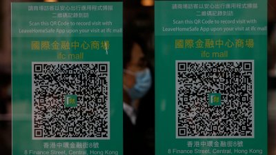 香港中环国际金融中心商场提供市民，用“安心出行”应用程式扫瞄打卡的二维码。（图取自路透社）