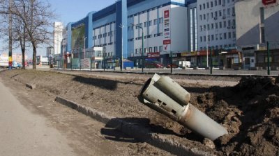 受到炮击的乌克兰东部城市哈尔科夫，地面留下导弹残骸。（图曲子网络）