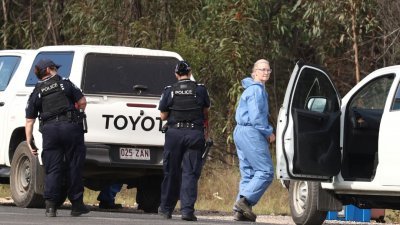 澳洲昆士兰州警方周二在发生枪击命案的威姆毕拉住宅附近展开调查。（图取自澳联社/路透社）