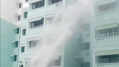 水管爆裂导致新加坡裕廊西组屋惊现6层楼高的“喷泉”。
