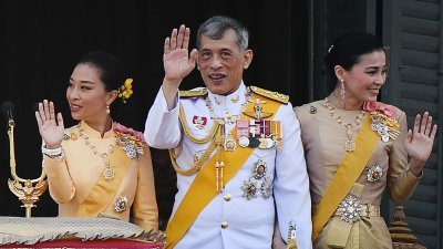 帕差拉吉帝雅帕公主（左起）2019年5月6日与父亲哇集拉隆功和王后素提达，在曼谷大王宫阳台上接受国民祝福。（法新社档案照）
