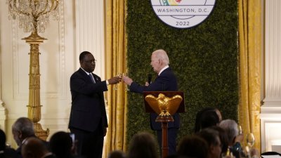 美国总统拜登于周三，在白宫东厅宴请非洲领袖，并与塞内加尔总统兼非洲联盟主席萨勒碰杯。（图取自路透社）