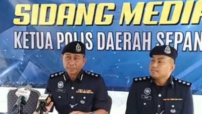 雪邦警区主任万卡玛鲁阿兹然助理总监（左）在记者会上表示，警方救出42名遭非法禁锢的印尼男女。