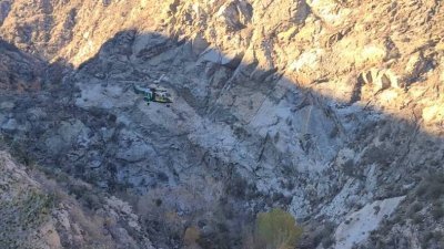美国一对20多岁男女不幸坠落约91公尺深的峡谷中，幸得iPhone 14手机侦测卫星SOS紧急服务，让救援团队顺利将他们救出。（图取自推特 @MontroseSAR）