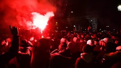 法国球迷庆祝击败摩洛哥，在街头燃放烟火。(欧新社)