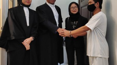 3位律师努鲁艾娜（左起）、哈叻斯马哈迪温及薇薇艾丝妮达在法官宣判后，向被告（右）作进一步讲解，被告也深深对律师团表达万分感谢。