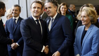 法国内政部长达尔马宁与总统马克龙友好握手。（路透社）