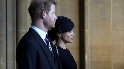 Netflix周四释出《哈里王子与梅根》纪录片最后3集。哈里对英国王室加诸新的批评。图为哈里夫妇9月出席女王葬礼。（档案照）