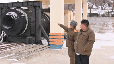 朝鲜最高领导人金正恩（右）周四在西海卫星发射场，观摩并指导高功率固体燃料发动机地面试验。（图取自朝中社/路透社）