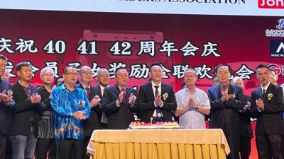 峇株巴辖汽车摩哆商公会欢庆成立42周年会庆，与嘉宾进行切蛋糕仪式。