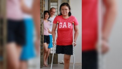 周欣洁在2017年确诊骨癌，经历过两次截肢保命，如今能拄著枴杖出行。