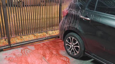 雷先生的住家在12月6日，遭大身窿泼漆，导致地面、铁门及轿车后部被红漆溅污。