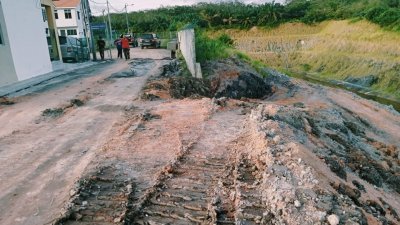 武吉淡文柏淡那住宅区发生斜坡泥土松动，令当地居民感到忧心。