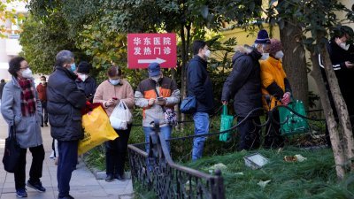 中国上海市一家医院的发热门诊前，市民在排队等候。（图取自路透社）