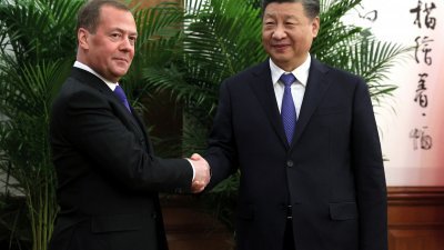 中共总书记习近平（右）周三在北京钓鱼台国宾馆，会见俄罗斯执政党统一俄罗斯党的主席梅德韦杰夫。（图取自路透社）