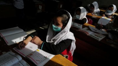 在阿富汗首都喀布尔，一群小学女生去年10月上课时的情景。（图取自路透社档案照）