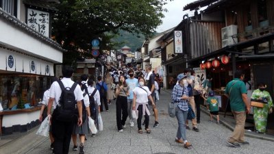 游客在日本京都的热门景点清水寺附近观光。（路透社档案照）
