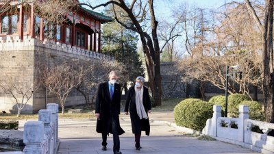 目前人在中国北京访问的外长黄英贤（右），周三与澳洲驻华大使弗莱彻同行。（Sarah FRIEND/澳洲外交贸易部/法新社）