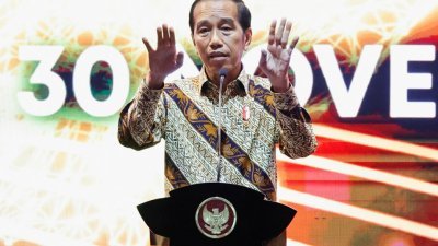 11月30日，印尼总统佐科在雅加达举行的印尼中央银行与其金融利益相关者的年度会议上演说时做出手势。（图取自路透社档案照）