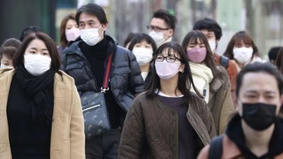 日本民众被问到如果政府放宽佩戴口罩规范，外出时是否会继续戴口罩，有47.7%受访者回答“每天都会戴”。（美联社）
