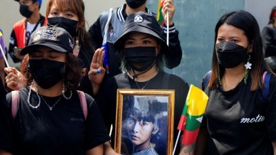居住在泰国的缅甸公民7月在缅甸驻泰国大使馆抗议缅甸军政府处决民主人士时，举著前前国务资政昂山淑姬的画像。（路透社档案照）