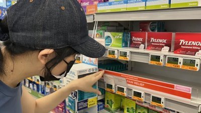 不少零售药房多款班纳杜药品已卖断货，但货架上仍有同样用以缓解发烧和感冒症状的其他品牌药品。
